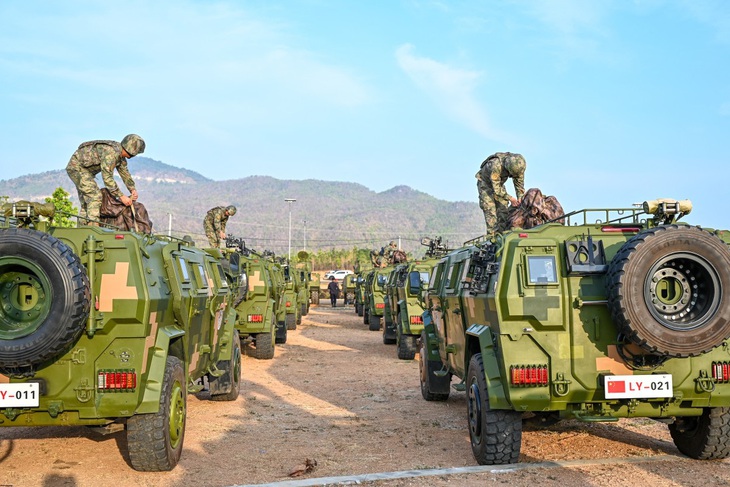 Các binh sĩ Trung Quốc trên xe bọc thép trong cuộc diễn tập - Ảnh: AFP