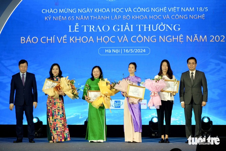 Thứ trưởng Bộ Khoa học và Công nghệ Nguyễn Hoàng Giang (bìa phải) và Thứ trưởng Bộ Thông tin và Truyền thông Nguyễn Thanh Lâm (bìa trái) trao bốn giải nhất thể loại báo in, báo điện tử, truyền hình, phát thanh cho các tác giải đoạt giải - Ảnh: NGUYÊN BẢO