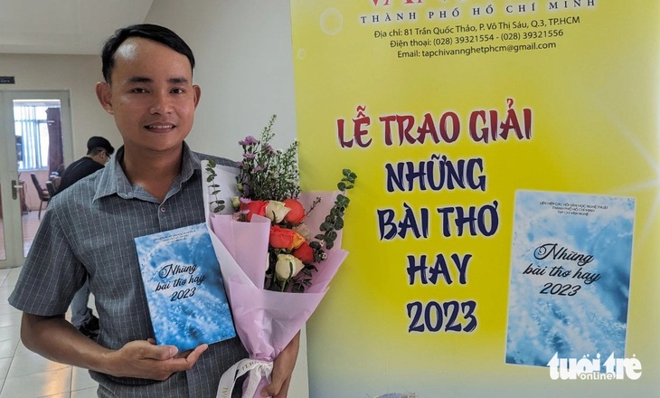 Nhiên Đăng đoạt giải nhất cuộc thi Thơ hay năm 2023, với chùm ba bài thơ Đảnh lễ mùa vàng, Ngả lưng vào ghế và Sưởi ấm giấc mơ - Ảnh: LINH ĐOAN