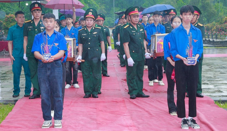 Các bạn đoàn viên, thanh niên tham gia lễ truy điệu và an táng hài cốt liệt sĩ ngày 16-5 - Ảnh: CTV