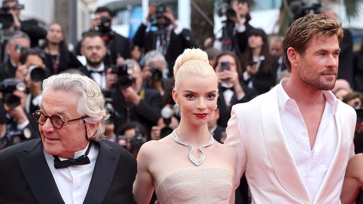 Ba nhân vật chủ chốt của bộ phim trên thảm đỏ: đạo diễn George Miller, nữ diễn viên chính Anya Taylor-Joy và tài tử Chris Hemsworth - Ảnh: GETTY IMAGES