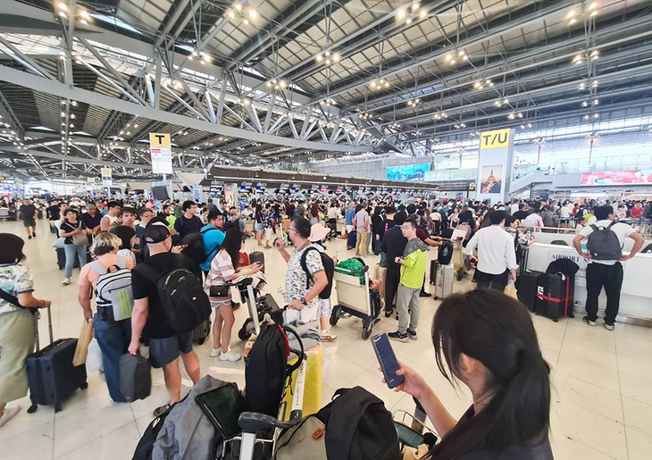 Sân bay Suvarnabhumi tấp nập khách qua lại ngày 25-2 - Ảnh: khaosodenglish.com