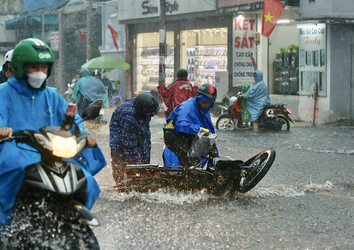 Dự án thoát nước đường Võ Văn Ngân được cơ quan chức năng TP Thủ Đức nhận định phát huy hiệu quả, nhưng mưa vượt thiết kế - Ảnh: CHÂU TUẤN