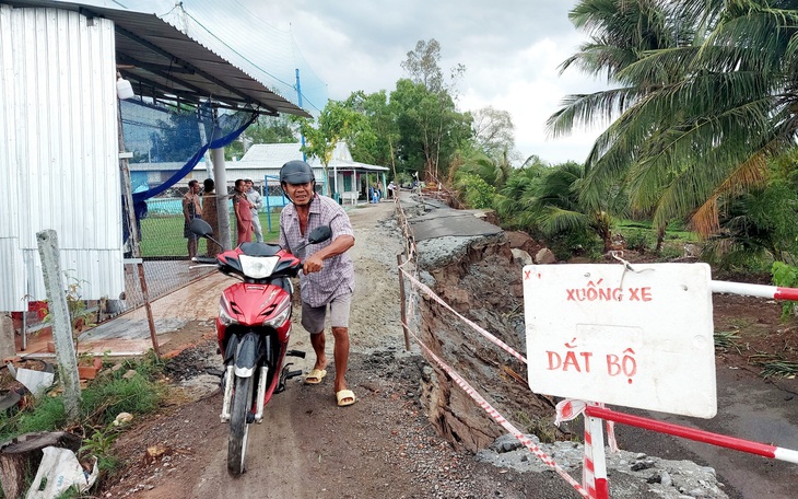 Mưa làm giảm độ mặn nhưng gây sạt lở vùng đệm U Minh Thượng