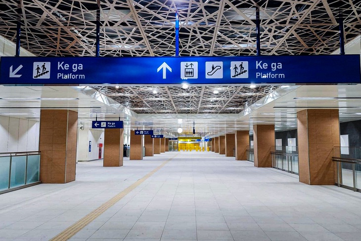 Bảng chỉ dẫn lối đi tại ga ngầm Nhà hát TP.HCM (thuộc tuyến metro số 1) có nội dung "ke ga" và "platform" khiến nhiều người thắc mắc - Ảnh: HCMC Metro Confessions