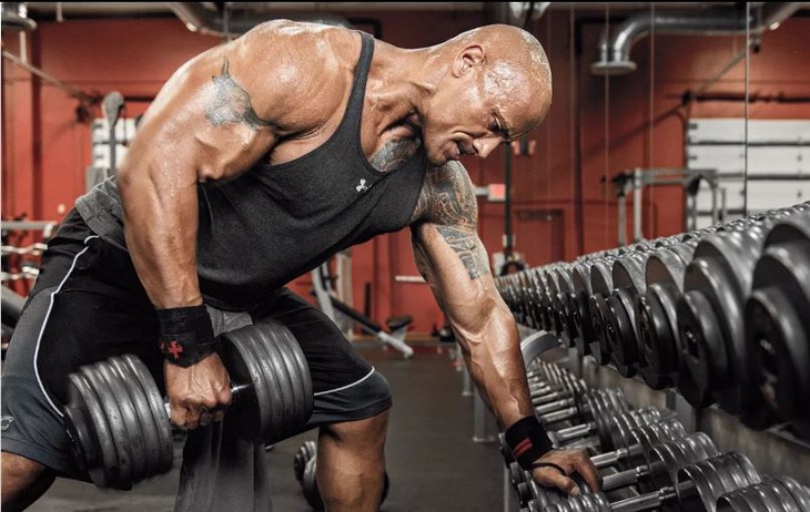 Dwayne Johnson chăm chỉ nâng tạ mỗi ngày - Ảnh: FBNV