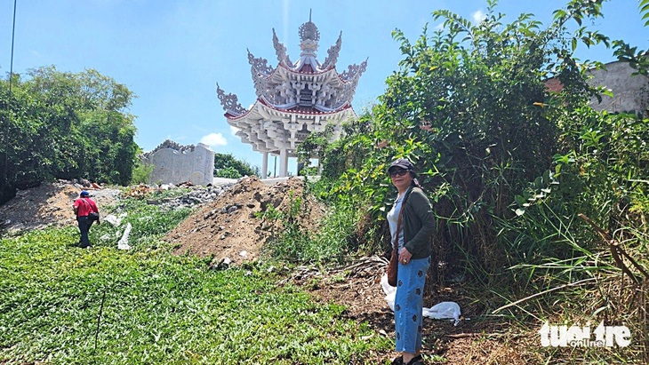 Xây xong khu tưởng niệm nơi có mộ ngài Phạm Đăng Dinh, bà Hoa muốn vào viếng phải đi qua ao nước phía sau - Ảnh: SƠN LÂM