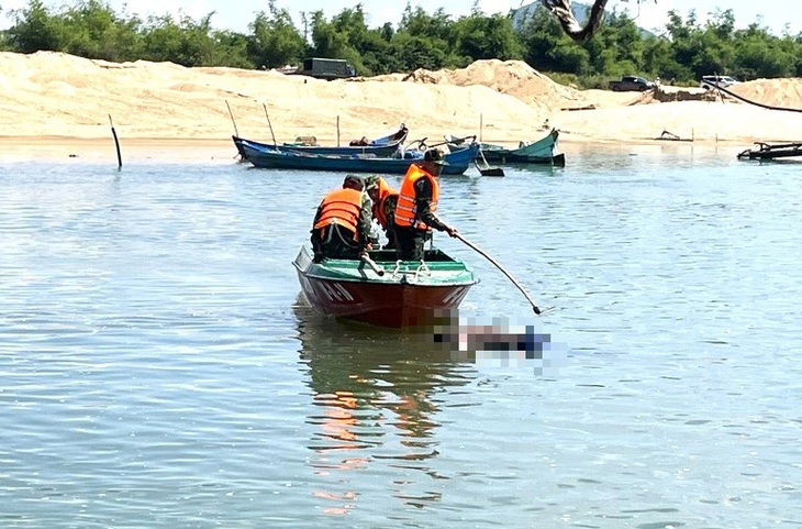 Lực lượng chức năng tìm thấy thi thể anh N.C.Đ. (34 tuổi, quê tỉnh Quảng Nam) trong vụ lật xuồng trên sông Ba - Ảnh: NGUYỄN HOÀNG