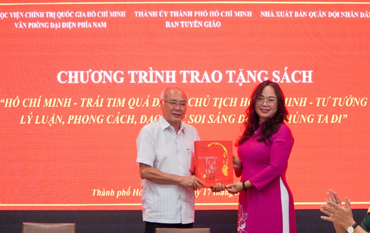 PGS.TS Vũ Thị Thanh Xuân, chánh Văn phòng đại diện phía Nam, Học viện Chính trị quốc gia Hồ Chí Minh, trao tặng sách đến Trưởng Ban Tuyên giáo Thành ủy TP.HCM Phan Nguyễn Như Khuê - Ảnh: H.V.