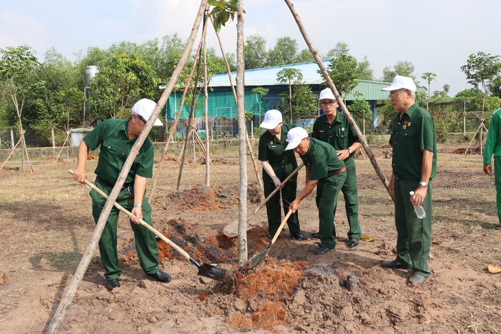 Các cựu chiến binh tham gia lễ trồng cây Đời đời nhớ ơn Bác