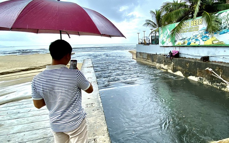 Nước đen ngòm chảy ra biển Đà Nẵng: nên bít cống để giữ sạch hay hài hòa để chống ngập?