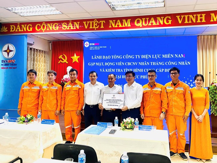 Thăm và kiểm tra tình hình cung cấp điện tại Phú Quý- Ảnh 1. Thăm và kiểm tra tình hình cung cấp điện tại Phú Quý- Ảnh 1.
