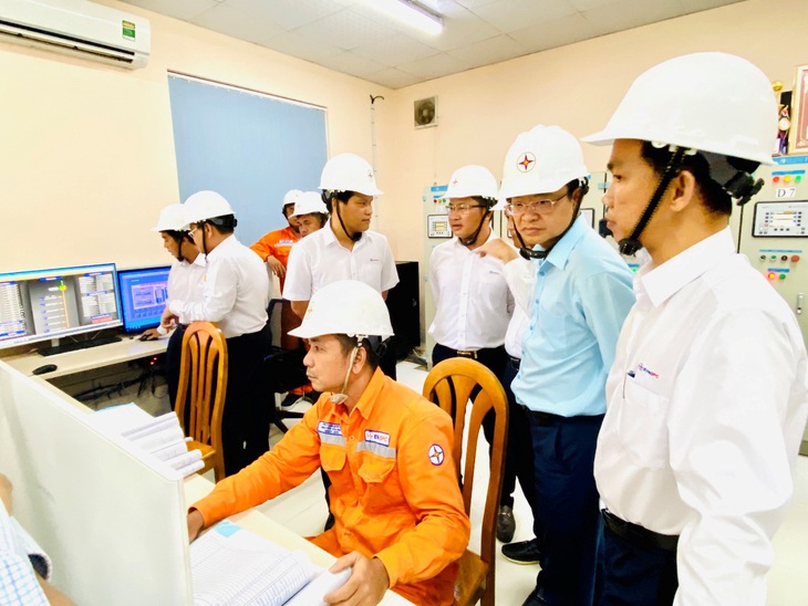 Thăm và kiểm tra tình hình cung cấp điện tại Phú Quý- Ảnh 2. Thăm và kiểm tra tình hình cung cấp điện tại Phú Quý- Ảnh 2.