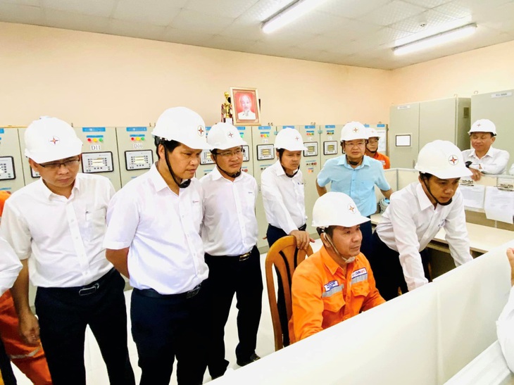 Thăm và kiểm tra tình hình cung cấp điện tại Phú Quý- Ảnh 5. Thăm và kiểm tra tình hình cung cấp điện tại Phú Quý- Ảnh 5.