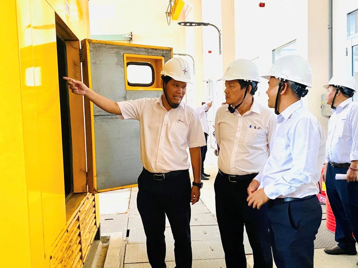 Thăm và kiểm tra tình hình cung cấp điện tại Phú Quý- Ảnh 6. Thăm và kiểm tra tình hình cung cấp điện tại Phú Quý- Ảnh 6.