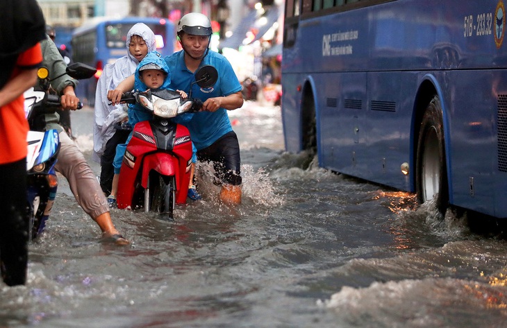 Nước ngập như sông trên đường Kha Vạn Cân (đoạn bên hông chợ Thủ Đức) chiều tối 15-5- Ảnh: PHƯƠNG QUYÊN