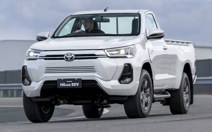 Toyota thử nghiệm xe bán tải Hilux chạy điện đầu tiên