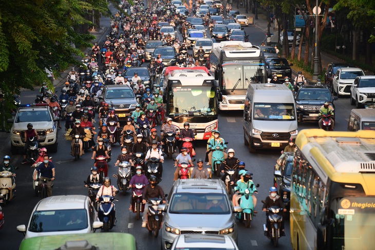 Về quê vài tháng không thể xin được việc, tôi lại tất tả quay lại thành phố - Ảnh: QUANG ĐỊNH