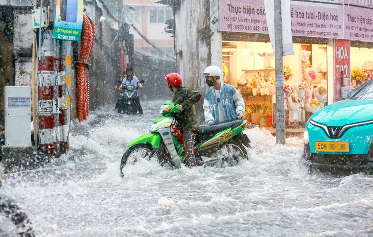 Mưa lớn, nước chảy cuồn cuộn như thác trên đường Võ Văn Ngân (TP Thủ Đức, TP.HCM) chiều 15-5 - Ảnh: CHÂU TUẤN