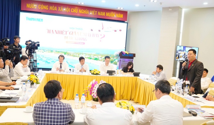 Ông Nguyễn Bác Toán, phó tổng giám đốc Thương mại Vietjet, phát biểu tại hội thảo - Ảnh: T.N.