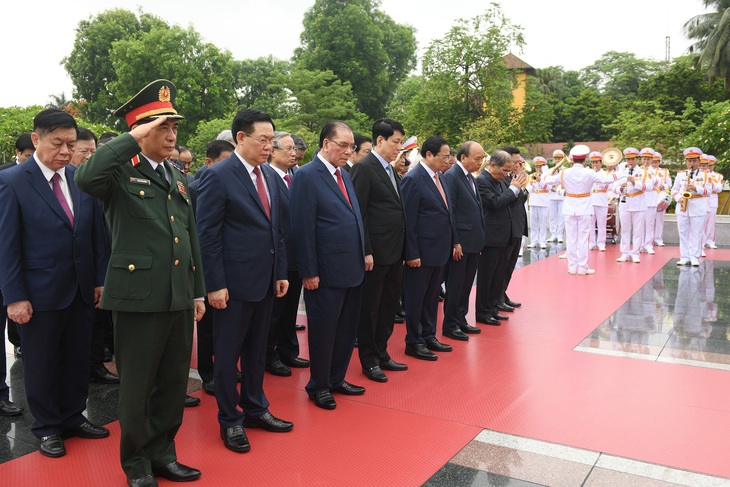 Đoàn đại biểu Đảng, Nhà nước đến viếng các anh hùng liệt sĩ - Ảnh: GIA HÂN