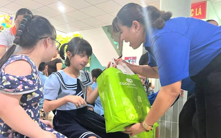 Ánh sáng Hồ Chí Minh soi đường cho chúng ta đi - Ảnh 8.