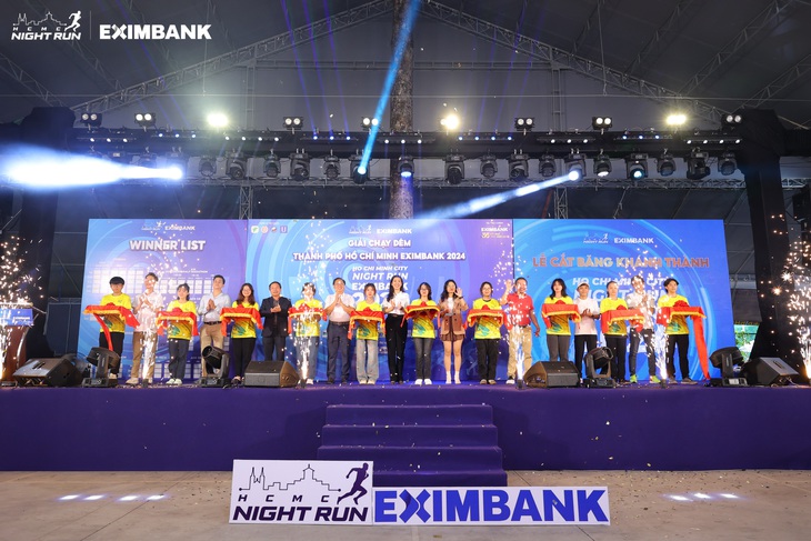 Giải chạy đêm Ho Chi Minh City Night Run Eximbank 2024 chính thức khai mạc - Ảnh 1.