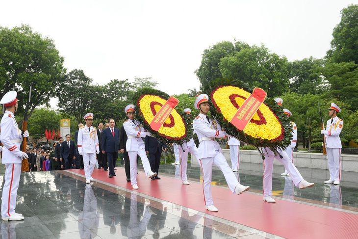 Đoàn đại biểu Đảng, Nhà nước đến đặt vòng hoa, tưởng niệm các anh hùng liệt sĩ - Ảnh: GIA HÂN