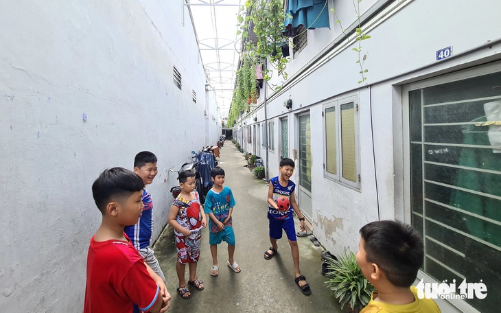 Thêm nhà cho thuê, người dân lợi trăm bề- Ảnh 1. Bên cạnh nhà ở xã hội để bán, người lao động cần nhiều các nhà ở xã hội cho thuê, nhà cho thuê và các khu nhà trọ đạt chất lượng để nâng chất cuộc sống. Trong ảnh: Trẻ em vui đùa bên trong một dãy nhà trọ công nhân tại TP.HCM - Ảnh: NGỌC HIỂN