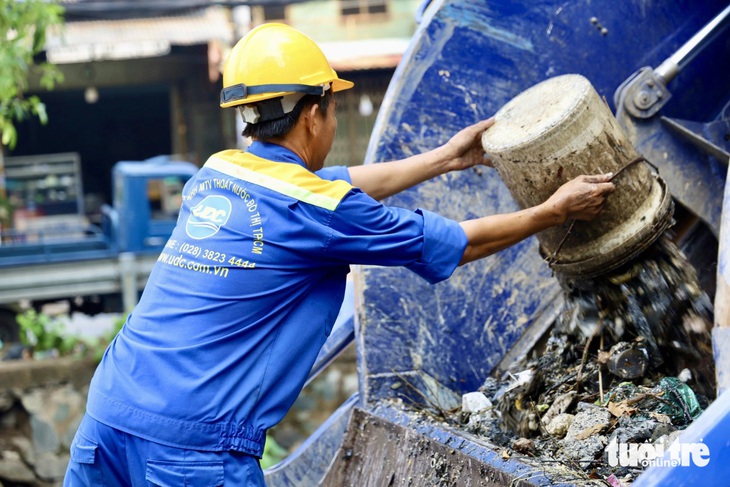 Sau phản ánh của Tuổi Trẻ, ra quân vớt rác tràn ngập trên kênh 19-5- Ảnh 7.