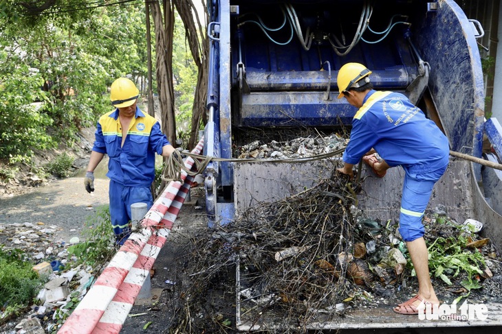 Sau phản ánh của Tuổi Trẻ, ra quân vớt rác tràn ngập trên kênh 19-5- Ảnh 8.