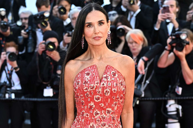 Demi Moore sang trọng với chiếc váy đỏ cúp ngực, nữ diễn viên nhận được nhiều lời khen với vẻ đẹp quyến rũ ở tuổi 61 - Ảnh: People