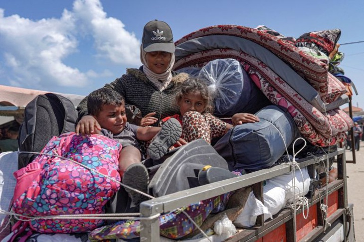 Người Palestine chạy khỏi "chảo lửa" Rafah để tới Deir el-Balah, giữa lúc Israel tuyên bố tấn công Rafah - Ảnh: Reuters