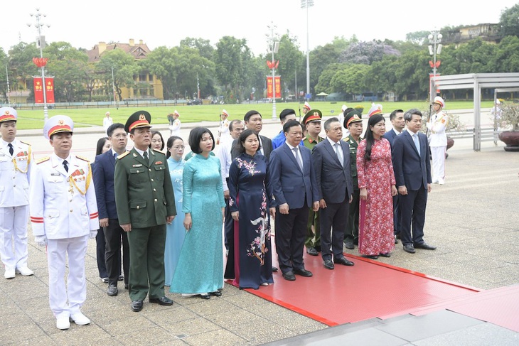 Đoàn đại biểu Thành ủy - HĐND - UBND TP Hà Nội viếng Chủ tịch Hồ Chí Minh - Ảnh: N.Y.