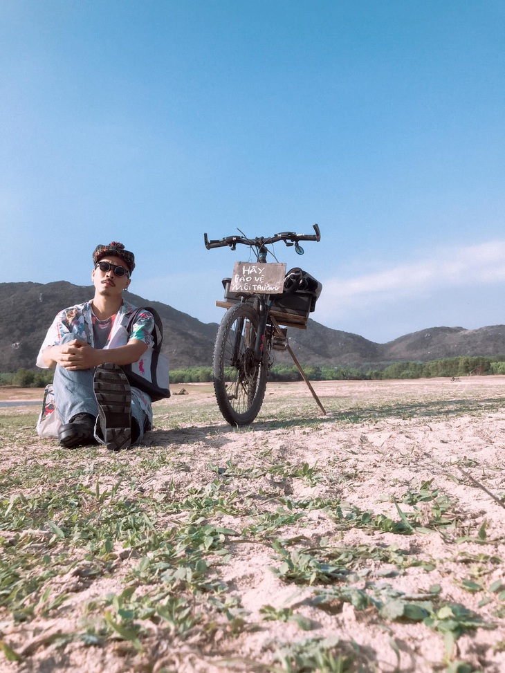 Bước nhảy 'vào trong hoang dã' của Hưng Trương- Ảnh 5. Hưng Trương gọi hành trình đang đi là đi xin ăn