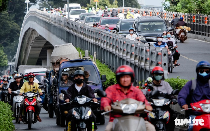 TP.HCM thí điểm đèn giao thông tự điều chỉnh thời gian ở ngã tư Hàng Xanh - Ảnh 2.