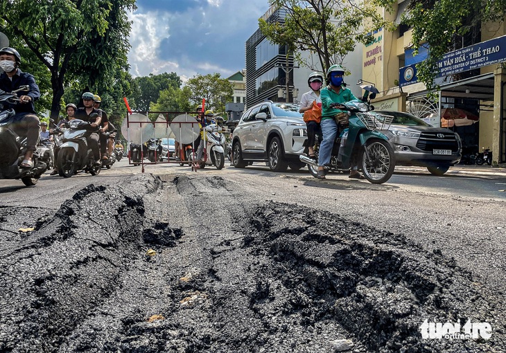 Mặt đường Võ Thị Sáu vừa tái lập, trải nhựa nhưng đã bị sụt lún - Ảnh: CHÂU TUẤN