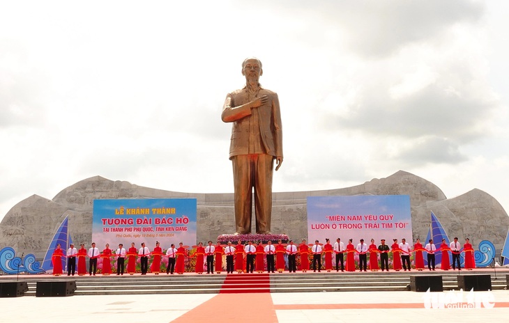 Nguyên lãnh đạo Đảng, Nhà nước và lãnh đạo Tỉnh ủy Kiên Giang, UBND tỉnh Kiên Giang cắt băng khánh thành Tượng đài Chủ tịch Hồ Chí Minh ở phường Dương Đông (TP Phú Quốc) - Ảnh: CHÍ CÔNG