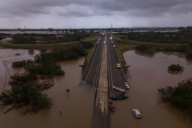 Trận lụt lịch sửMột phần tuyến đường ở vùng Canoas, bang Rio Grande do Sul của Brazil bị ngập nặng trong trận lụt lịch sử xảy ra ở miền nam nước này. Tổng thống Brazil Luiz Inácio Lula da Silva đã phải hoãn chuyến thăm cấp nhà nước tới Chile tuần này để lo khắc phục thiên tai. (Nelson Almeida/AFP)