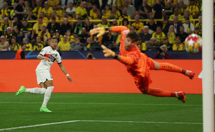 Cú sút dội cột đáng tiếc của Mbappe - Ảnh: REUTERS