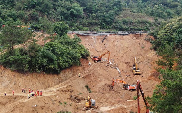 Sạt lở đất ở Trung Quốc khiến hơn 30 người mất tích, ông Tập chỉ đạo tổng lực cứu hộ - Ảnh 3.