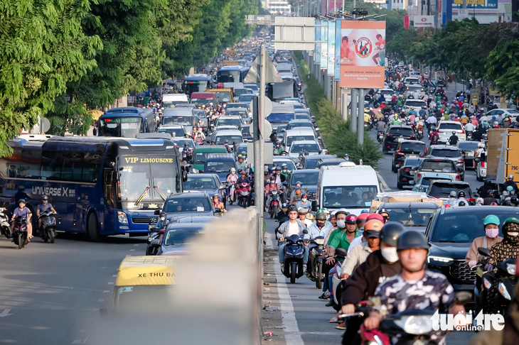 Đường Cộng Hòa (quận Tân Bình) có mật độ xây dựng khá dày - Ảnh: PHƯƠNG NHI