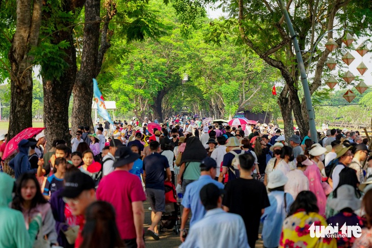 Mặc thời tiết nắng nóng, hàng ngàn du khách vẫn đổ về khu vực Đại Nội Huế tham quan vào dịp lễ 30-4 vừa qua, góp phần giúp ngành du lịch tỉnh này thắng lớn - Ảnh: LÊ ĐÌNH HOÀNG