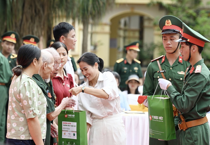 Bên lề cuộc đua, ban tổ chức có các hoạt động xã hội tại những điểm đoàn đi qua - Ảnh: QĐND