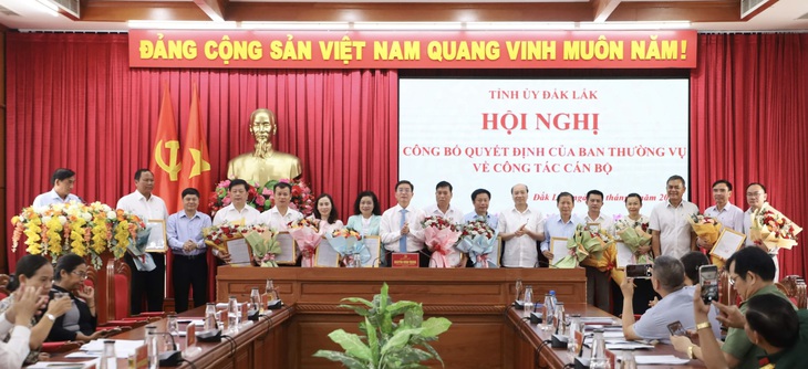 Các lãnh đạo chủ chốt của Đắk Lắk nhận quyết định điều động, luân chuyển - Ảnh: HUỆ NGỌC