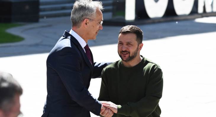 Tổng thống Ukraine Volodymyr Zelensky (phải) và Tổng thư ký NATO Jens Stoltenberg ngày 29-4 tại Kiev, Ukraine - Ảnh: NURPHOTO / GETTY IMAGES