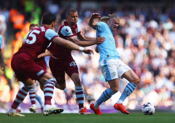 Haaland không ghi bàn nhiều như mùa trước nhưng anh vẫn là cầu thủ không thể thiếu ở Man City - Ảnh: REUTERS