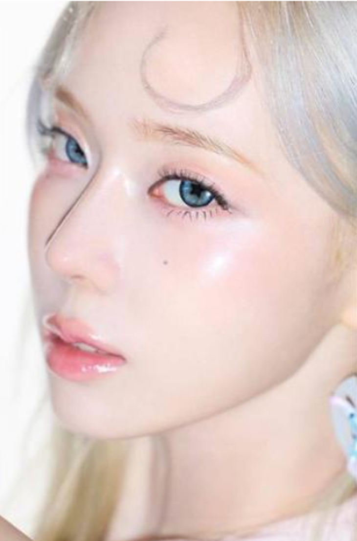 Fan mê mệt lens biến hình của mỹ nhân aespa- Ảnh 3. Ca sĩ Karina mê hoặc với cặp kính áp tròng xanh ngắt với họa tiết ngôi sao - Ảnh: Korean Times