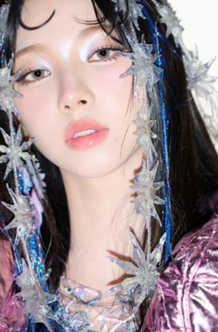 Fan mê mệt lens biến hình của mỹ nhân aespa- Ảnh 4. Winter khi đeo lens hình trái tim trông đẹp hư ảo như một thiên thần trong sáng - Ảnh: Korean Times