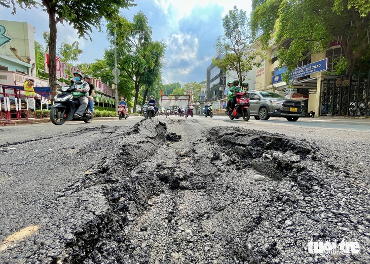 Mặt đường Võ Thị Sáu vừa tái lập, trải nhựa nhưng đã bị sụt lún ngày 19-5 - Ảnh: CHÂU TUẤN